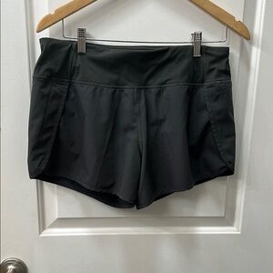 Sleek Gray Athletic Shorts for Versatile Performance